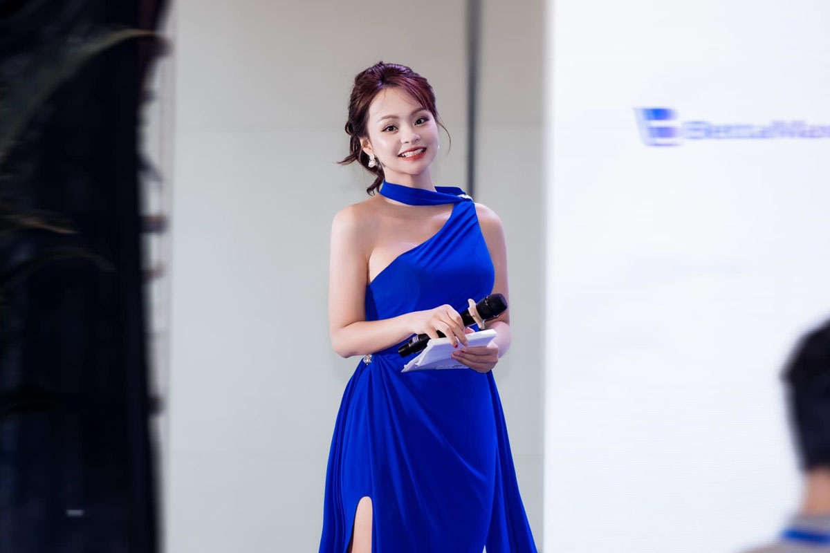 MC Bích Thủy cùng MC Quyền Linh