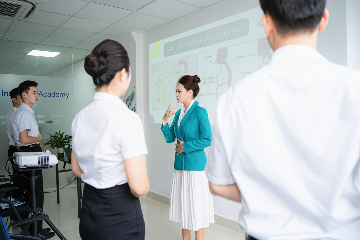 MC Bích Thủy tại gala Inox Hoàng Vũ